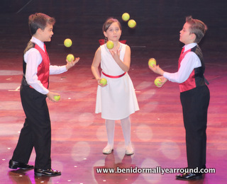 children juggling